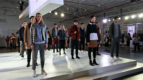  Uniqlo Fashion Show: En Bländande Visning av Kinesisk Popstjärna Ungjae! 